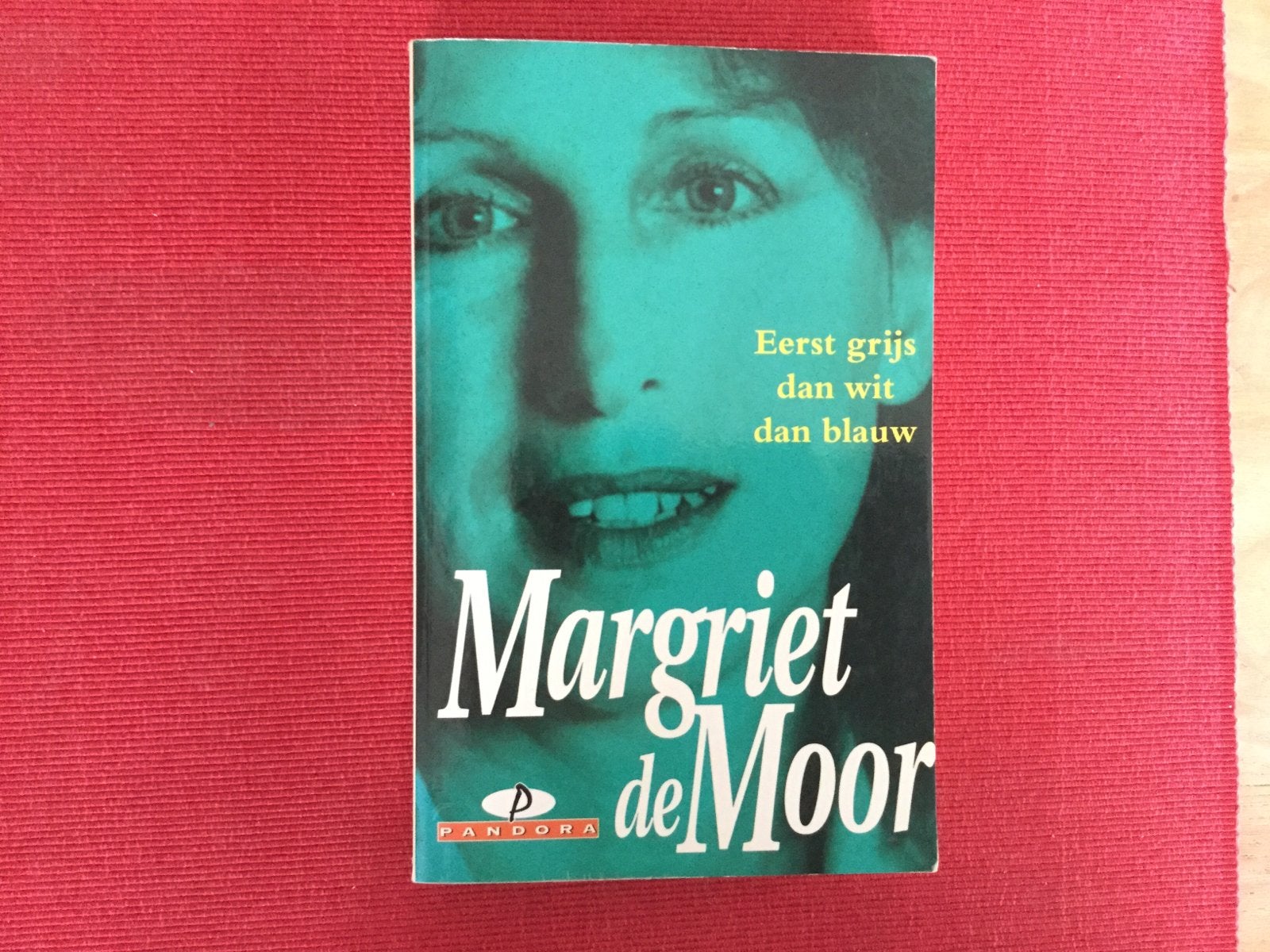 Margriet de Moor. - Eerst grijs, dan wit, dan blauw, Ophalen of Verzenden, Zo goed als nieuw, Nederland