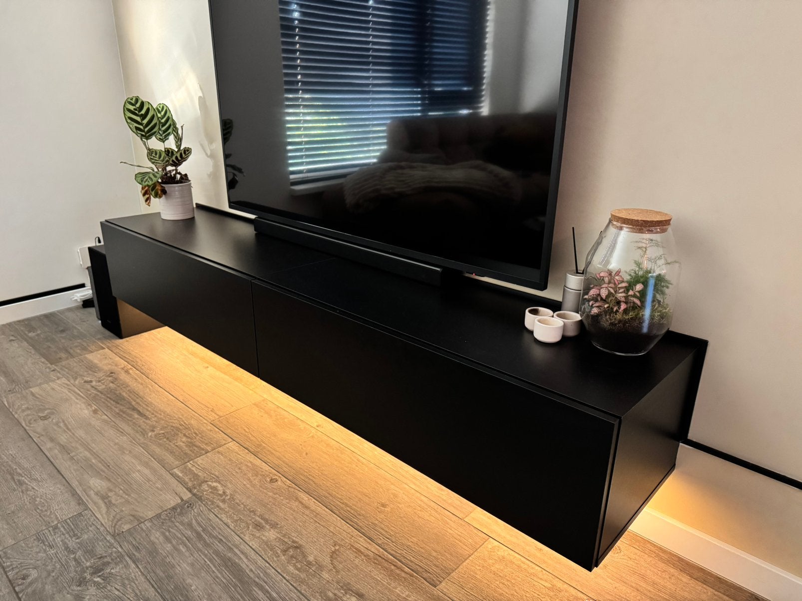 Zwevend TV meubel. Met LED verlichting, Ophalen, 150 tot 200 cm, Zo goed als nieuw, Minder dan 100 cm
