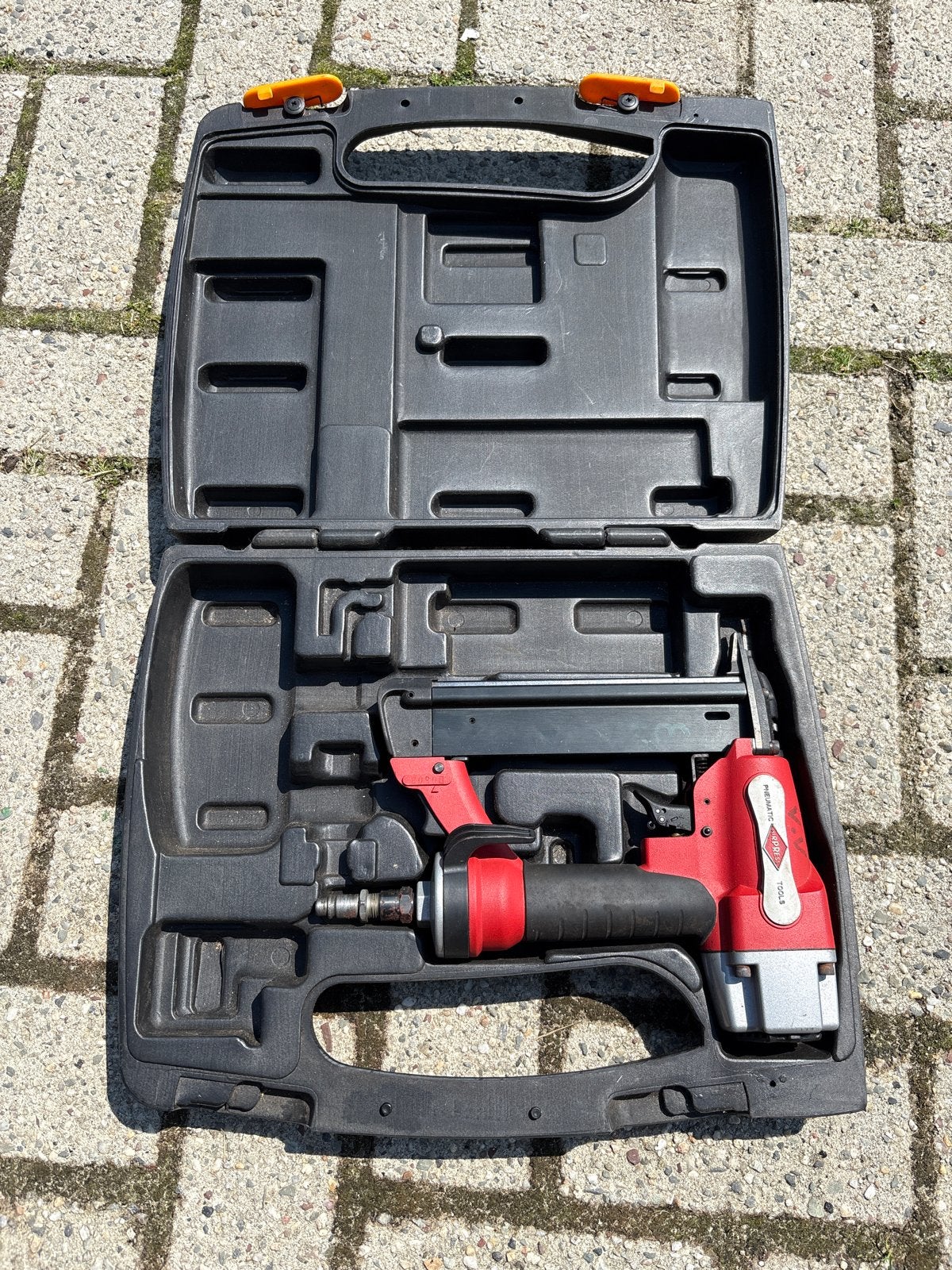 Pneumatische tacker in koffer nietmachine, Ophalen, Gebruikt