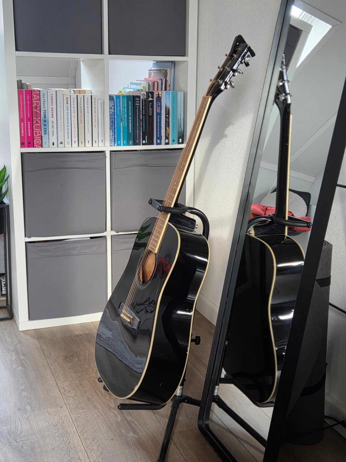 Gitaar Akoestisch stalensnaren incl. standaard en capo, Muziek en Instrumenten, Snaarinstrumenten | Gitaren | Akoestisch, Ophalen
