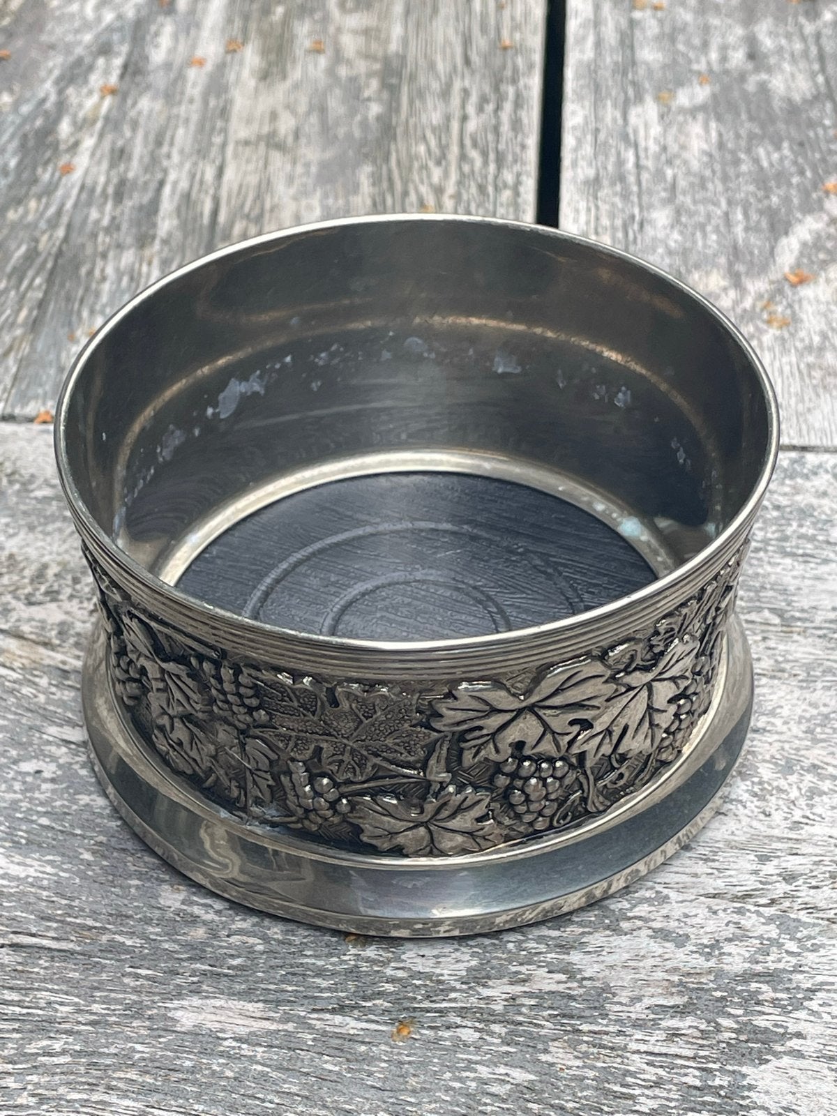 Verzilverde onderzetter met druivenmotief, Antiek en Kunst, Antiek | Goud en Zilver, Ophalen of Verzenden, Zilver