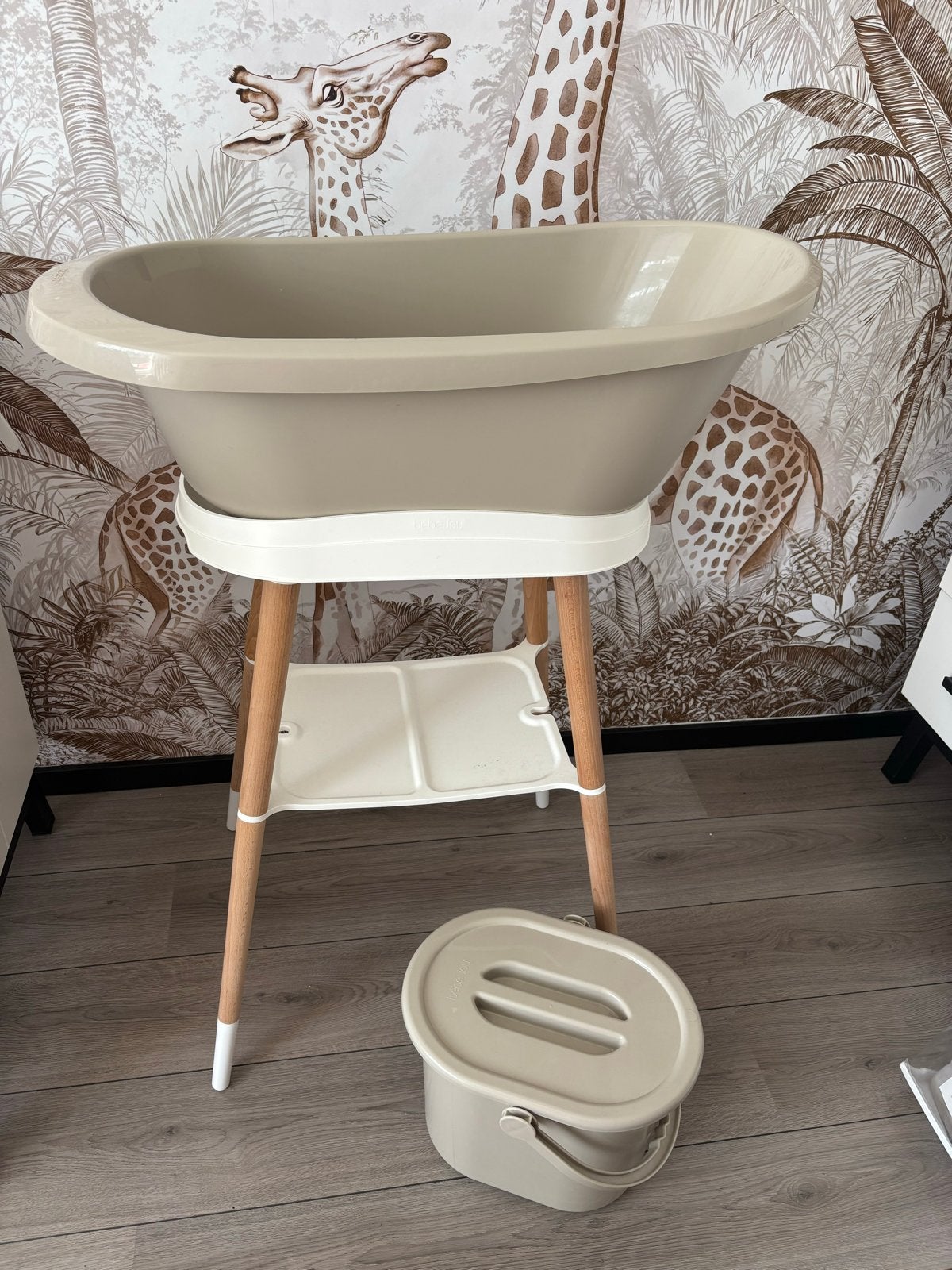 Bébé-Jou Babybadje met standaard en luieremmer, Ophalen of Verzenden, Zo goed als nieuw, Badje, Bébé-jou