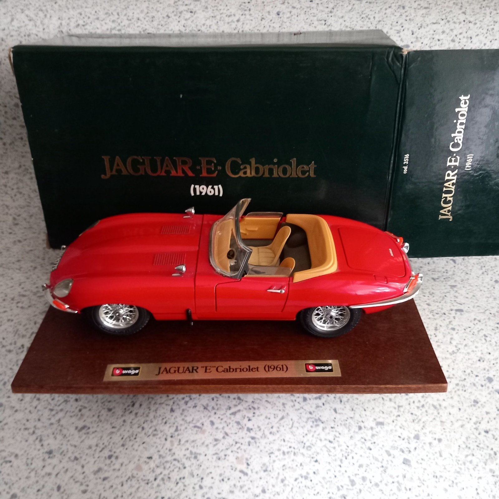 Jaguar E-type Roadster Bburago op plank rood, Ophalen of Verzenden, Nieuw, Bburago