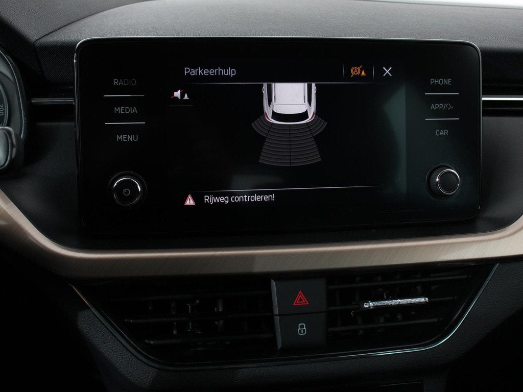 Skoda Kamiq 1.0 TSI 110pk DSG Style Navigatie Apple Carplay, Auto's, Skoda, Gebruikt, Zwart, Bedrijf, 3 cilinders