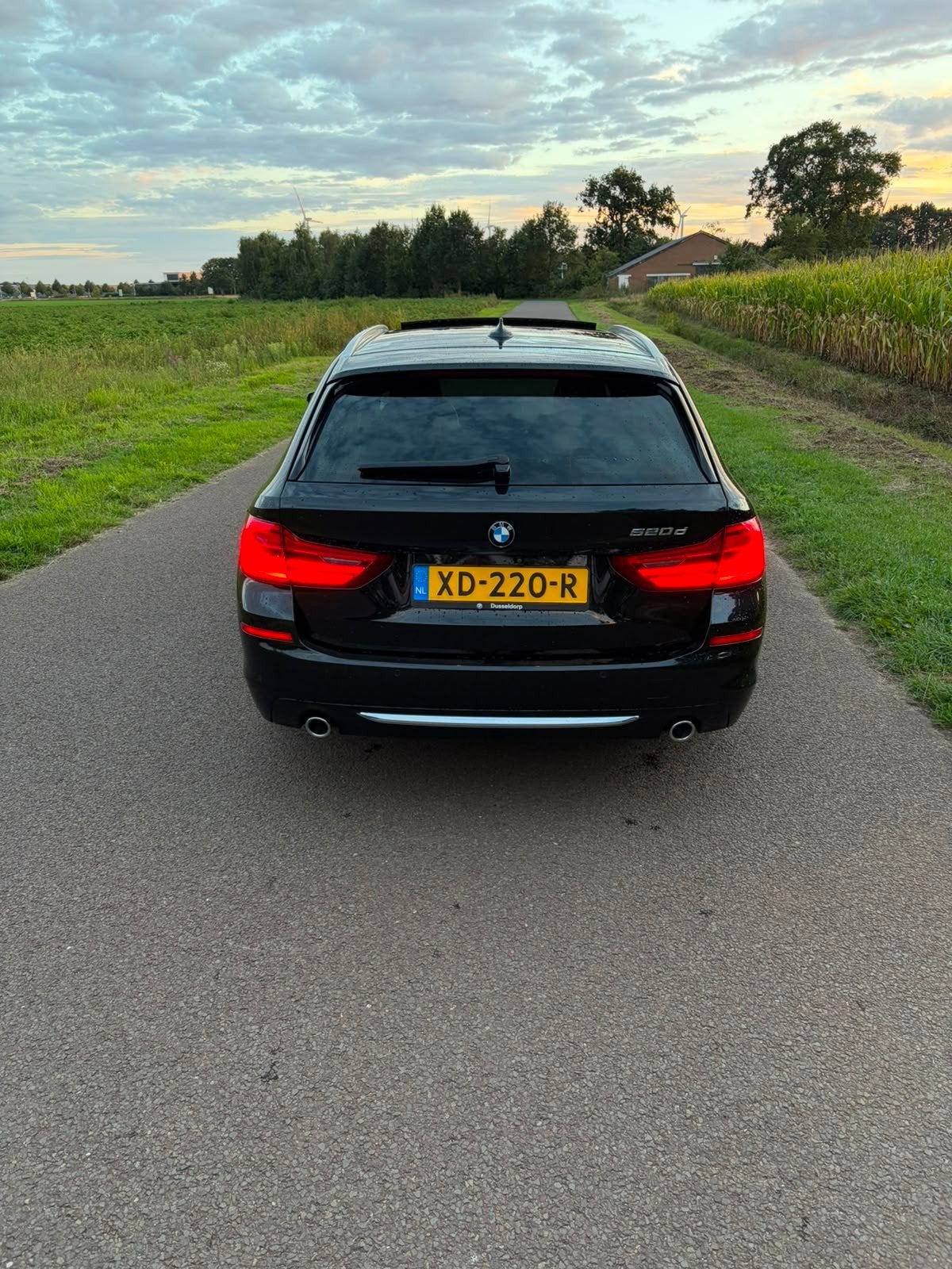 BMW 5-Serie Touring 520d Luxury Line | NL-Auto | Pano | HUD, Auto's, Achterwielaandrijving, 1995 cc, Zwart, 2000 kg