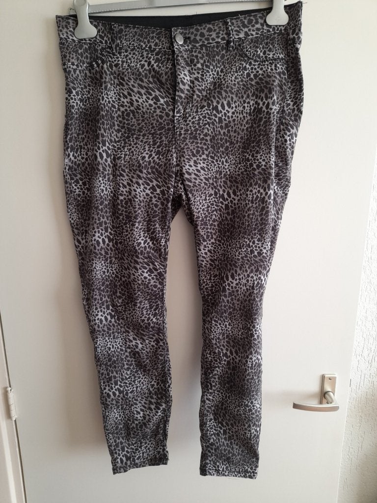 Broek mt 46 panterprint elast band, Kleding | Dames, Overige kleuren, Maat 46/48 (XL) of groter, Ophalen of Verzenden, Zo goed als nieuw