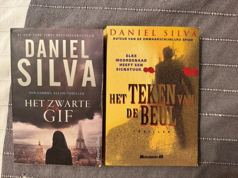 2 boeken van Daniel Silva: Het teken van de beul & Het zwart, Boeken, Ophalen of Verzenden, Gelezen