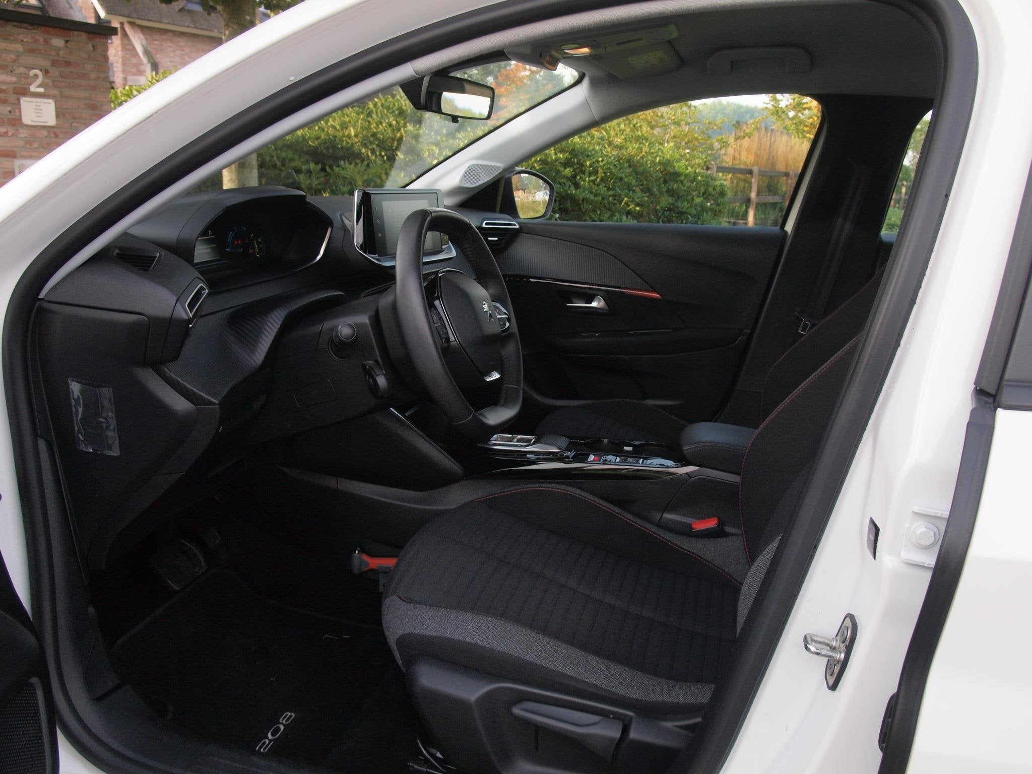 Peugeot e-208 EV 50 kWh | SOH 92% | Apple Carplay | Parkeers, Gebruikt, Wit, Origineel Nederlands, 315 min