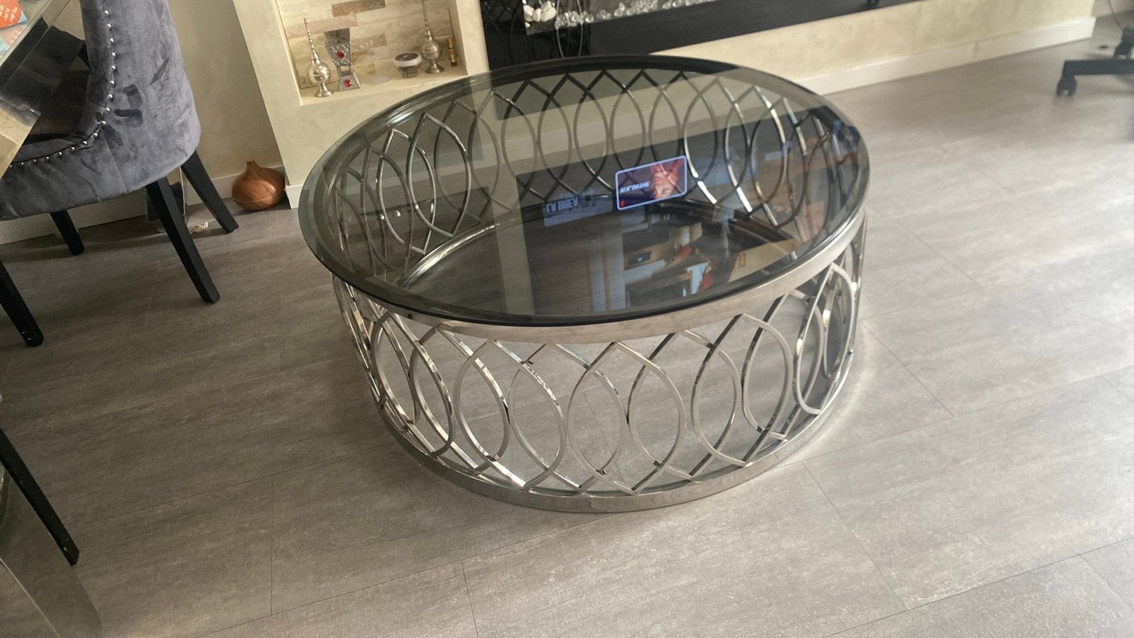 Salontafel met glazen blad en metalen onderstel, Huis en Inrichting, Tafels | Salontafels, Ophalen, 50 – 75, Rond, 50 tot 100 cm