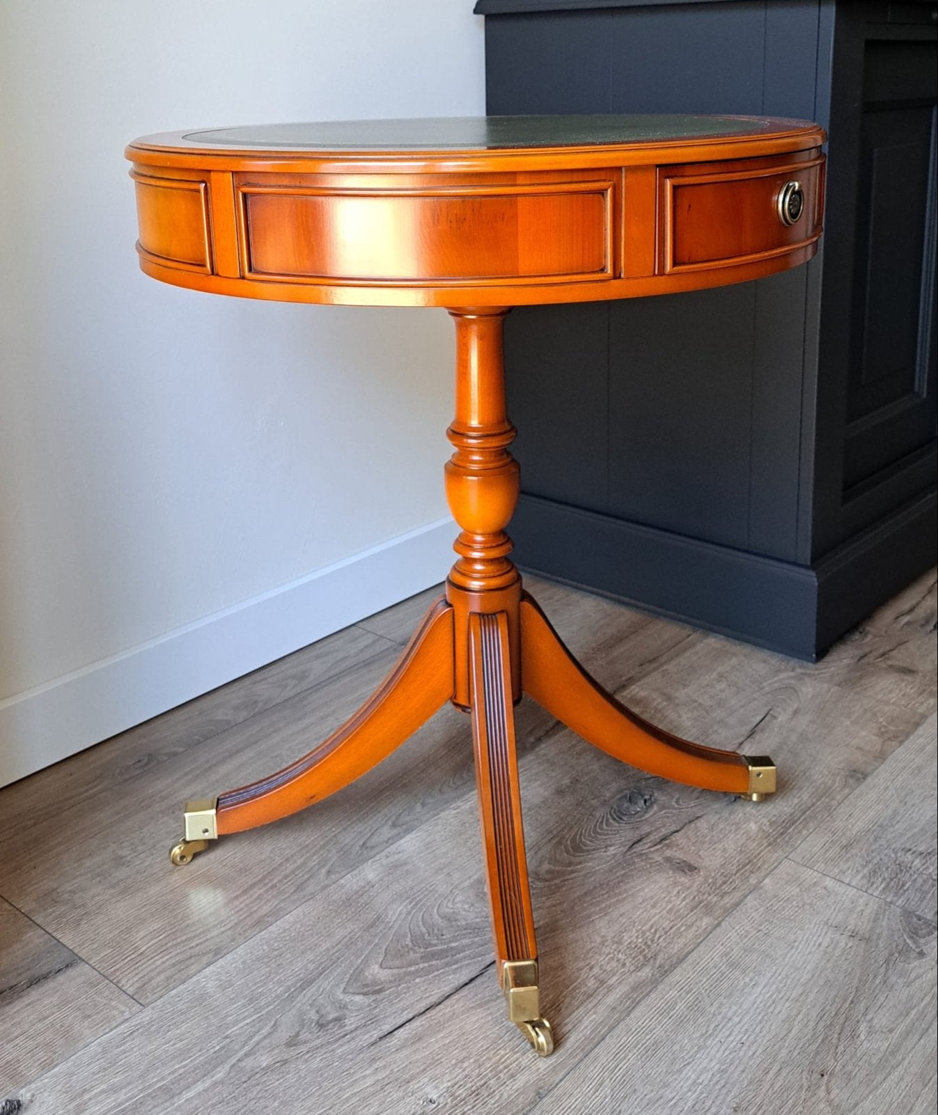 Mooie kersenhouten drumtafel met leer ingelegd blad, Ophalen