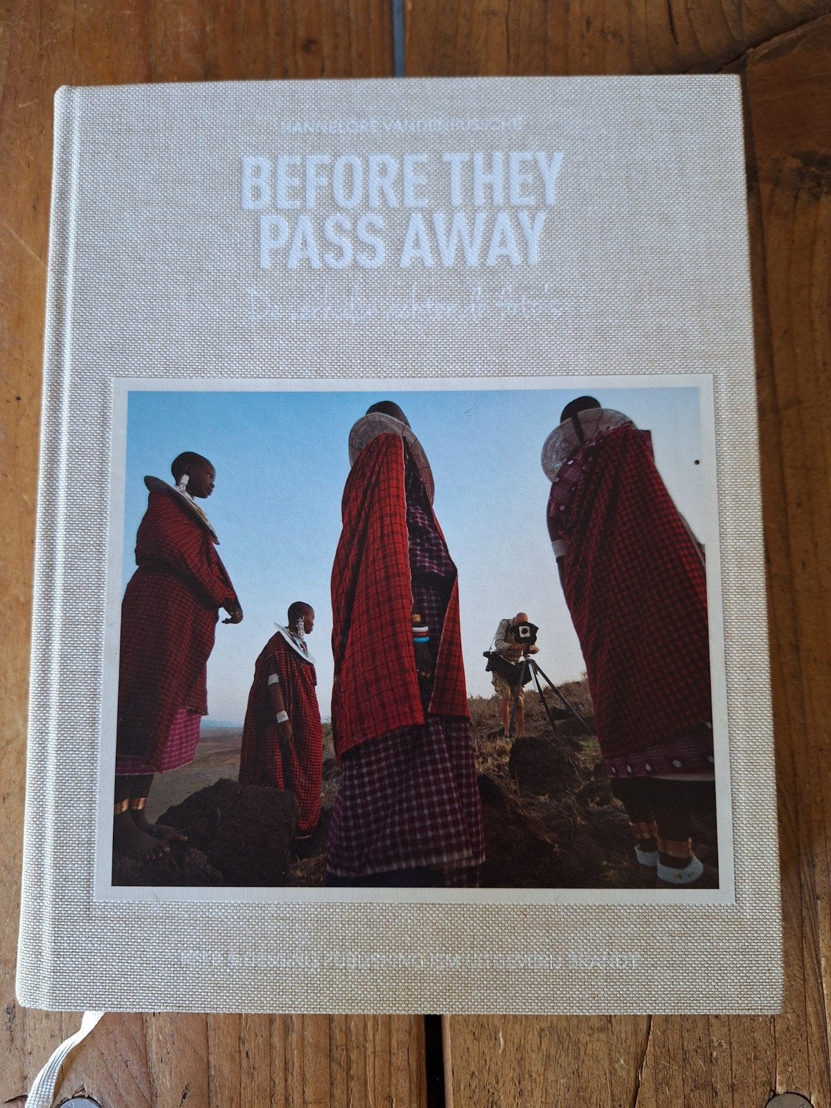 Before They Pass Away - Hannelore Vandenbussche, Boeken, Verzenden, Zo goed als nieuw, Fotografie algemeen, Hannelore Vandenbussche