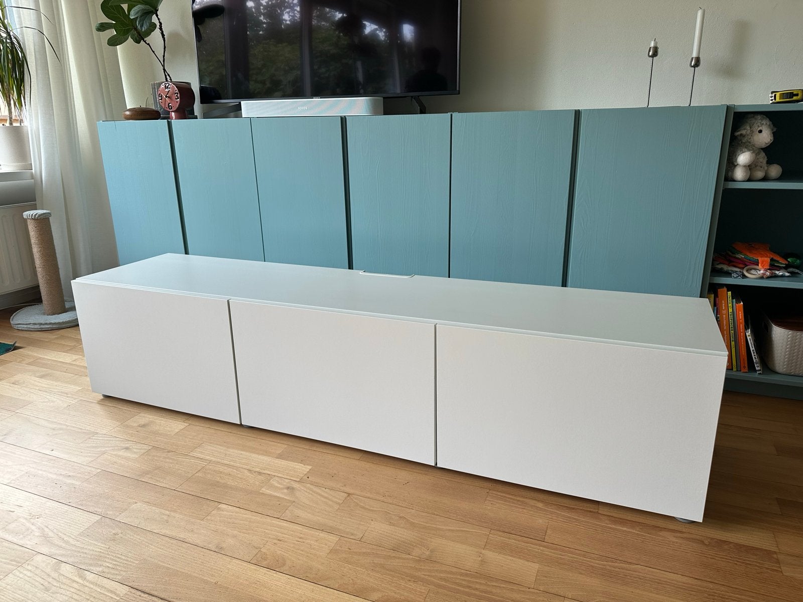 Ikea Besta tv meubel met witte Lappviken deurtjes, Ophalen, Kunststof, 150 tot 200 cm, Zo goed als nieuw