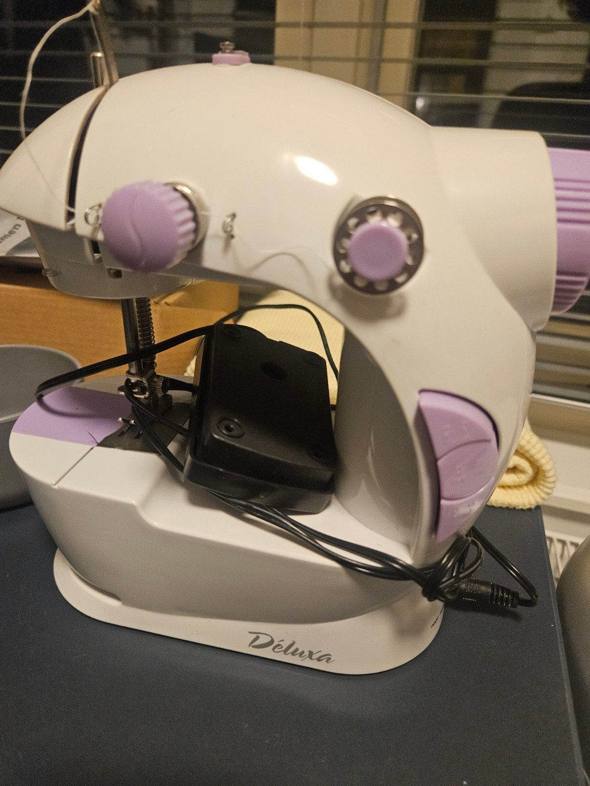 Deluxa mini naaimachine - Compact en handig, Ophalen, Gebruikt, Naaimachine, Overige merken