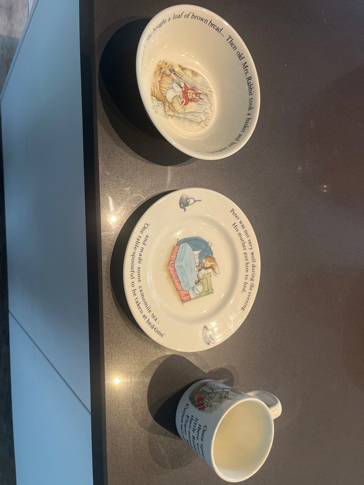Wedgwood Peter Rabbit servies set (bord, kom, mok), Klassiek, Ophalen of Verzenden, Zo goed als nieuw, Wedgwood