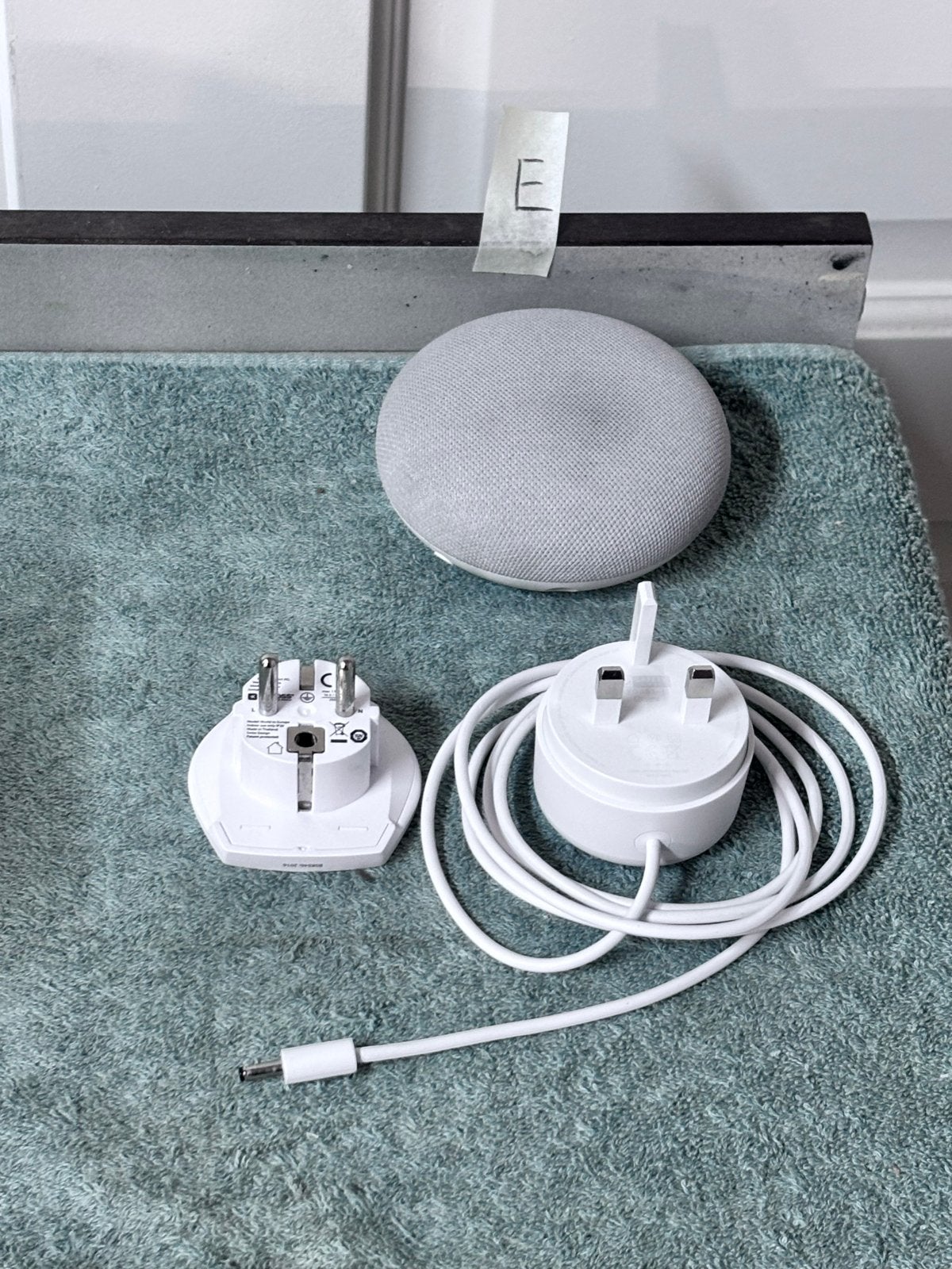 Google Nest Mini (2e generatie) met reisadapter, Slimme speaker, Google, Ophalen of Verzenden, Zo goed als nieuw