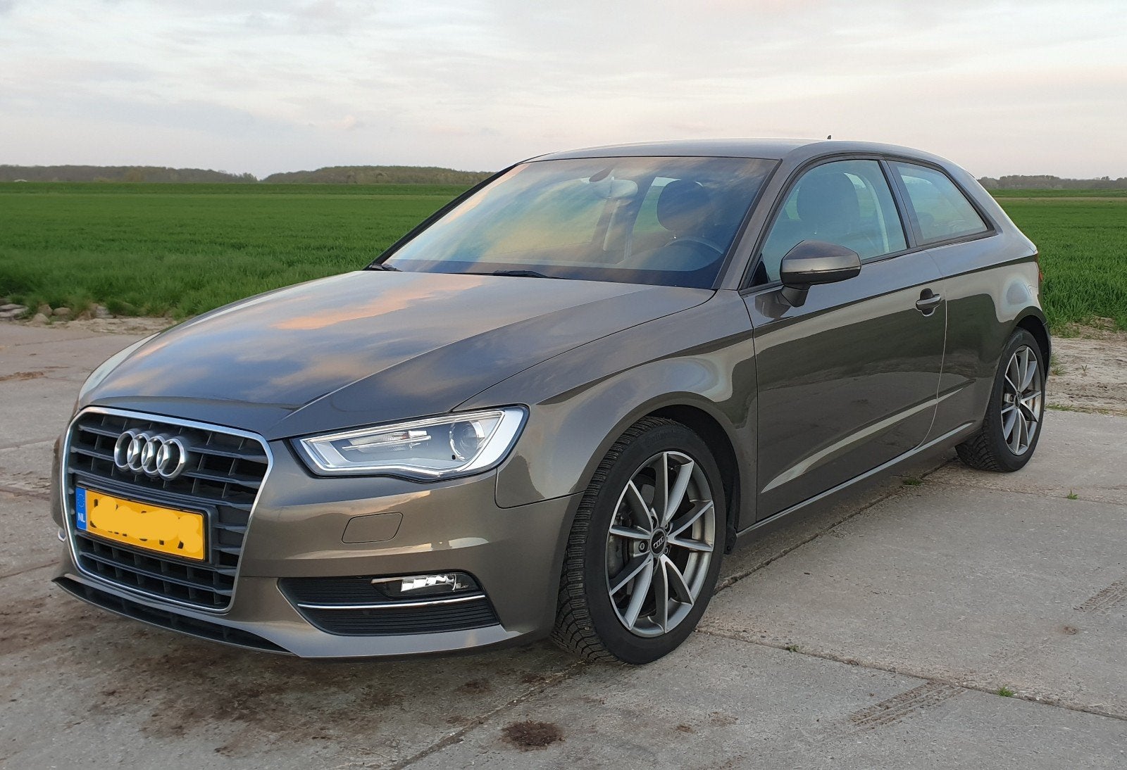 Audi A3 1.2 Tfsi 77KW 3D 2014 grijs metallic zeer mooie auto, Auto's, Voorwielaandrijving, 4 cilinders, 610 kg, Handgeschakeld