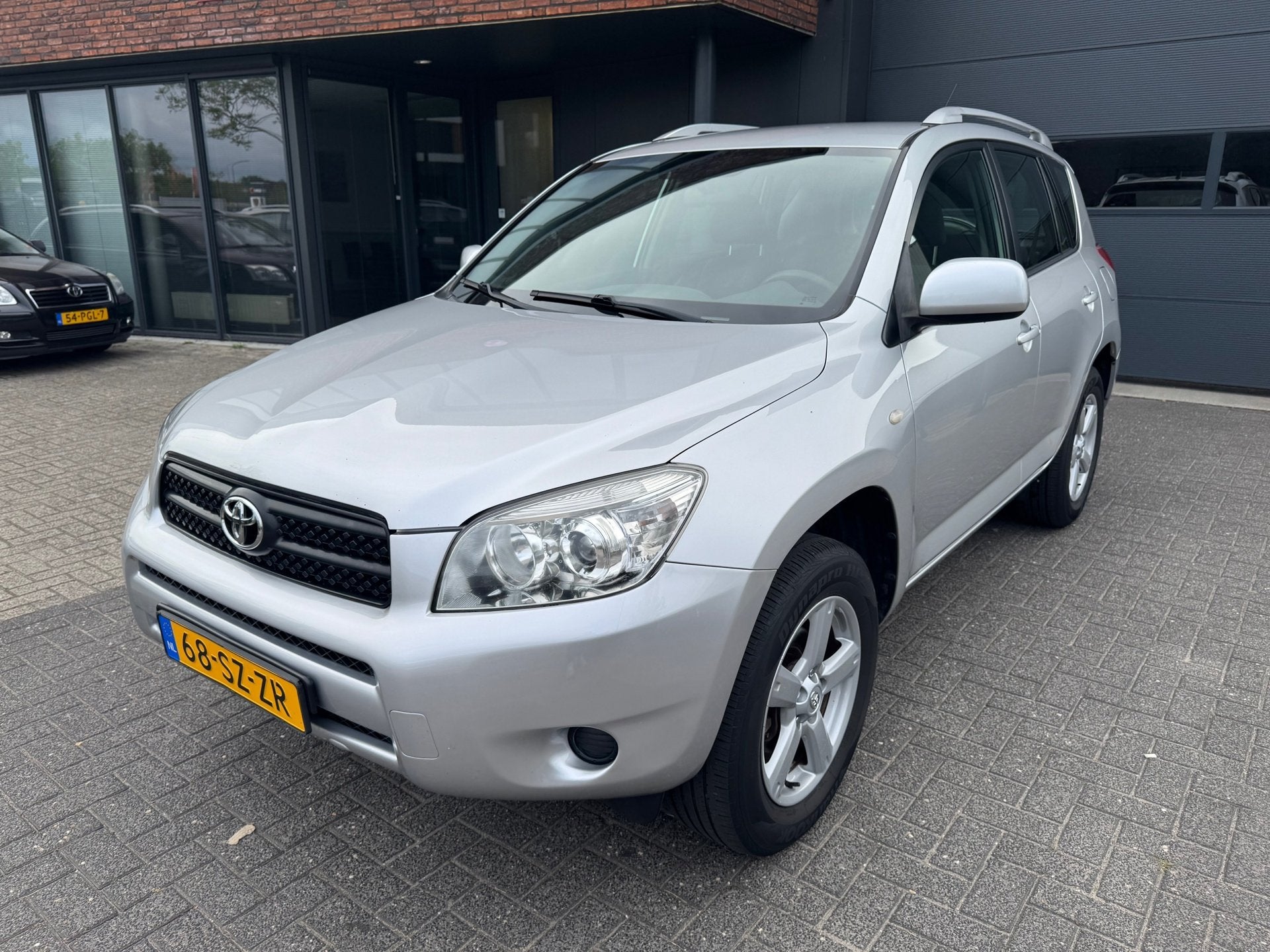 Toyota RAV4 2.0 VVTi 4X4 AIRCO CRUISE TREKHAAK DEALER OH ORI, Auto's, Toyota, 1998 cc, 4 cilinders, 2000 kg, Elektrische ramen