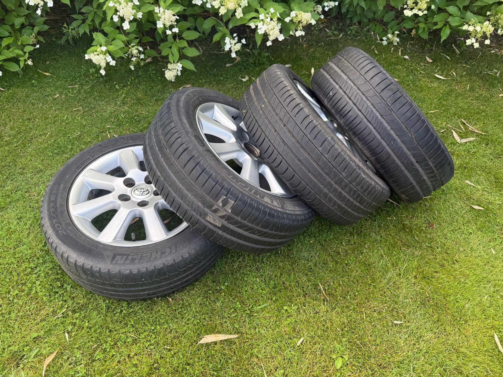 Toyota 16 inch velgen met 4 Michelin zomerbanden, Auto diversen, Wieldoppen, Ophalen, Gebruikt