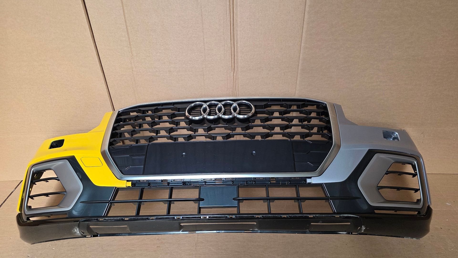 Voorbumper Audi Q2 81A Basic Origineel Bumper bj.2016-2021, Gebruikt, -, Voor, Bumper