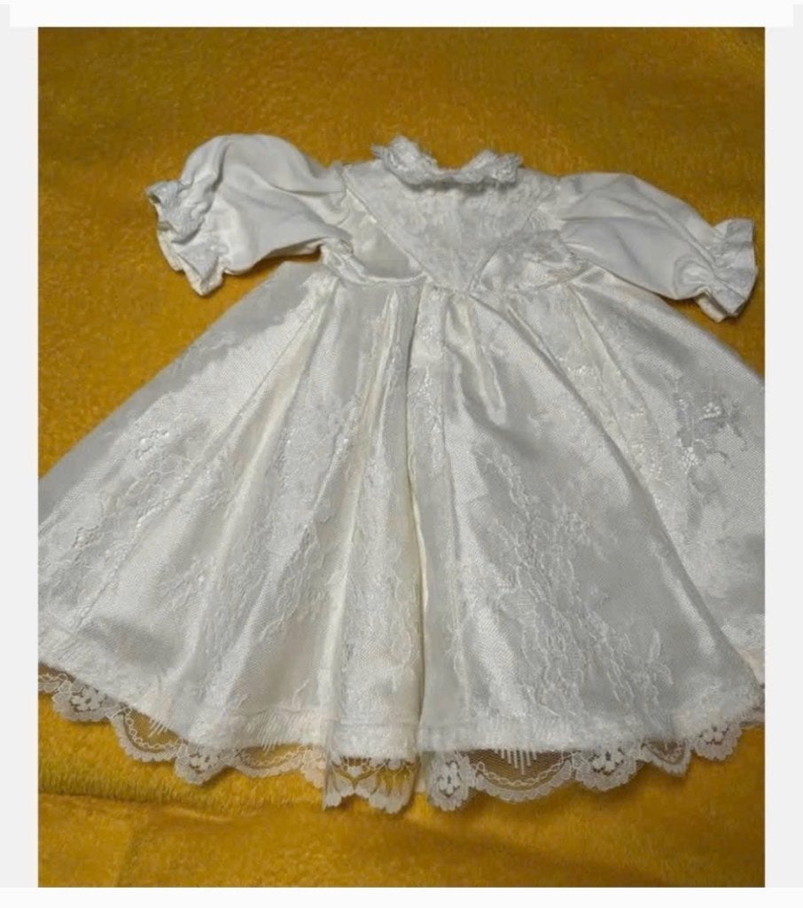 Bijzonder mooie wijdvallende Poppen doopjurk 37 cm wit, Ophalen of Verzenden, Zo goed als nieuw, X, Kleertjes