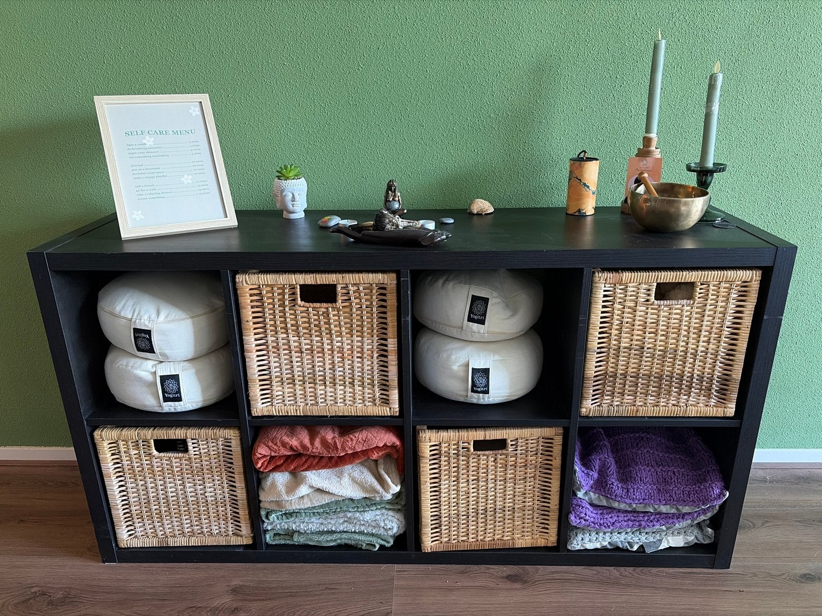 Zwarte IKEA Kallax kast met 4 gevlochten bakken, Ophalen, Gebruikt