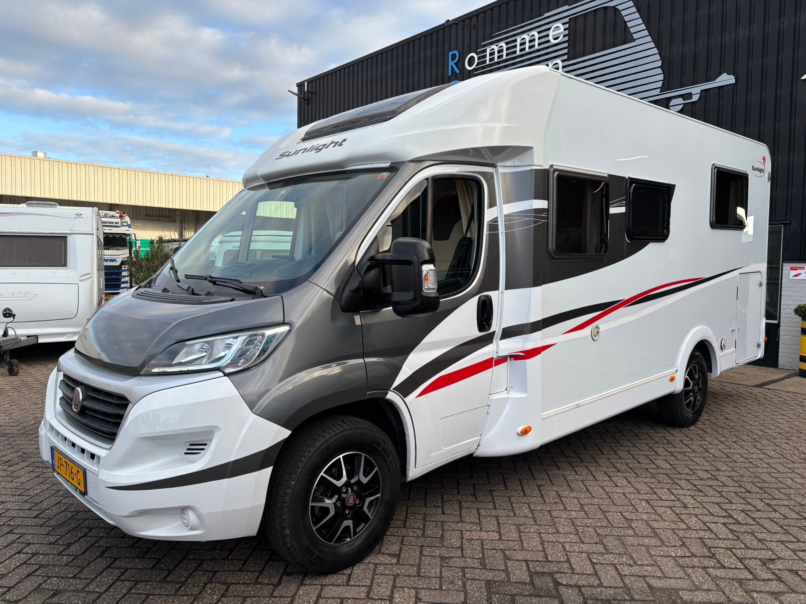 Sunlight t69s twee airco's en Queensbed, Caravans en Kamperen, Sunlight, Ringverwarming, Fiat, Brandblusser