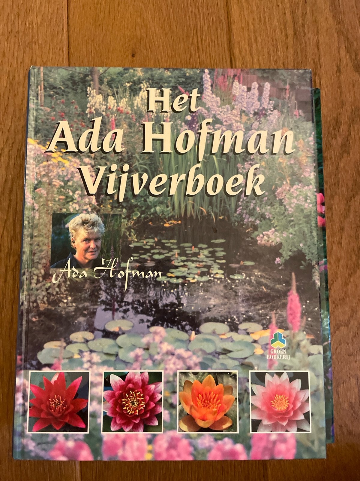 Het Ada Hofman Vijverboek - Tuinieren en Vijvers, Boeken, Ophalen of Verzenden, Zo goed als nieuw, Tuinieren en Tuinplanten