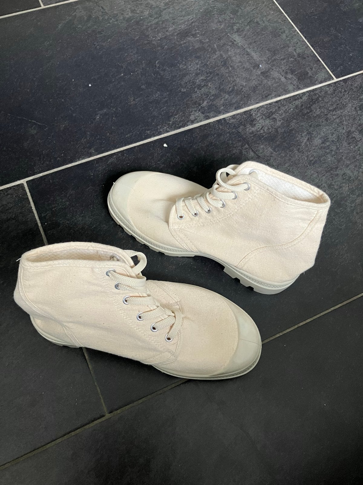 Nieuwe cremekleurige enkellaarsjes - Maat 36, Ophalen of Verzenden, Nieuw, Beige, Lage of Enkellaarzen