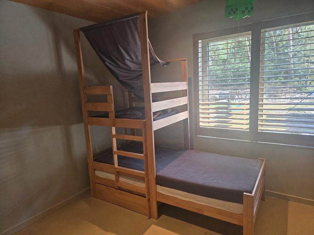 Stevig houten stapelbed met uitschuifbaar lade, Gebruikt, 90 cm, Eenpersoons, Ophalen of Verzenden
