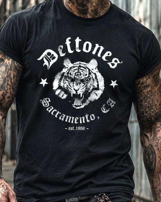 Gildan Deftones Sacramento T-shirt Zwart Maat L, Ophalen of Verzenden, Zo goed als nieuw, Maat 52/54 (L), Zwart