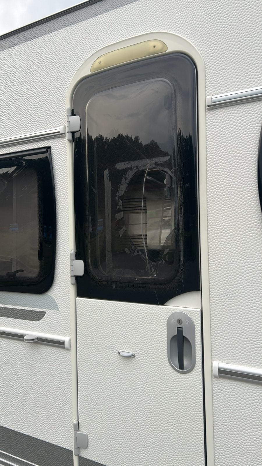 Gezocht: Deur raam voor Fendt caravan 2017, Caravans en Kamperen, Ophalen of Verzenden, Gebruikt