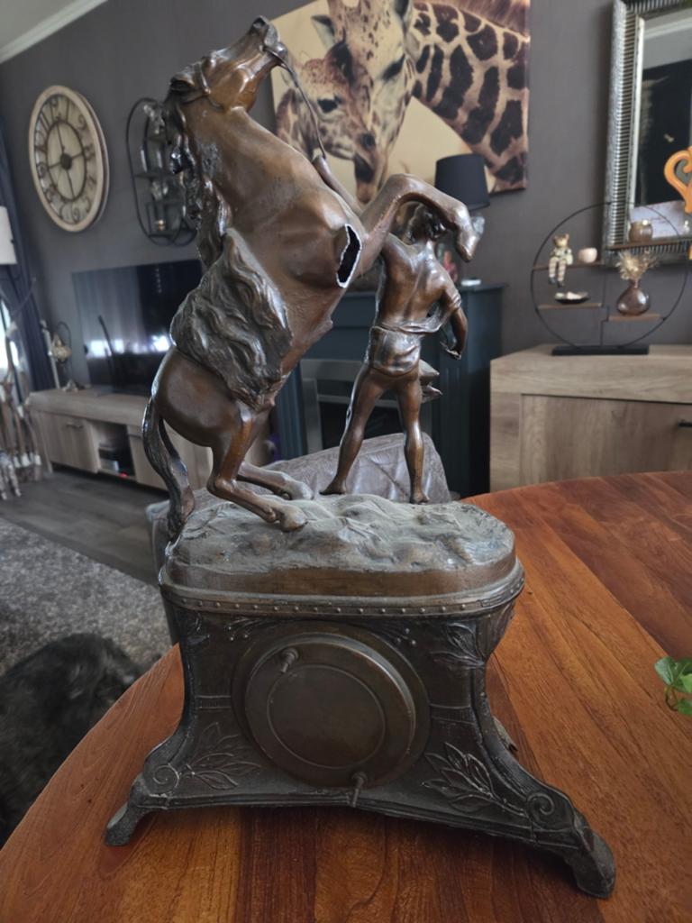 Antieke bronzen klok met paard en man, Antiek en Kunst, Ophalen