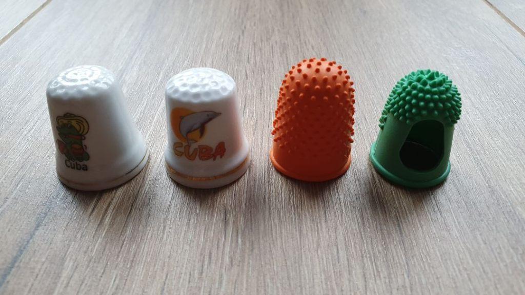 4 leuke vingerhoedjes voor de verzamelaar, Overige materialen, Ophalen of Verzenden, Buitenland, Reliëf
