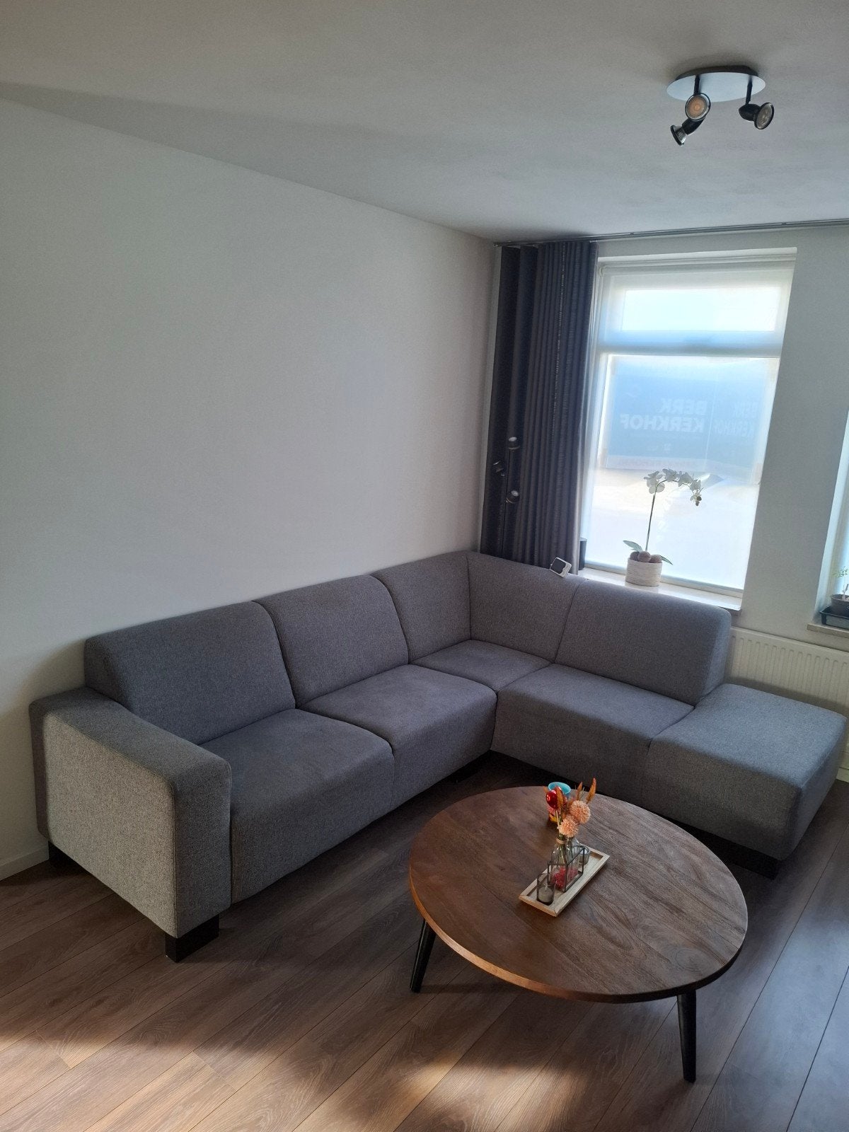 Moderne grijze hoekbank met chaise longue, Huis en Inrichting, Banken | Bankstellen, Ophalen, 250 tot 300 cm, 100 tot 125 cm, Hoekbank