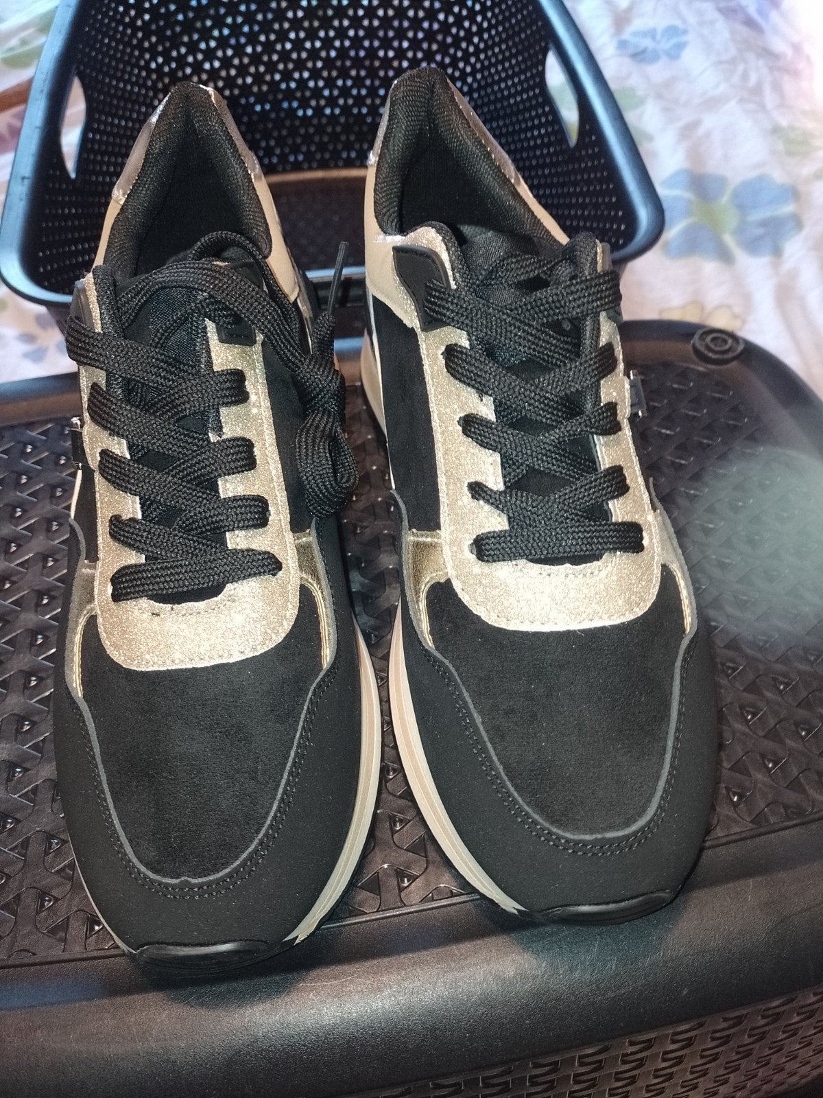 Stijlvolle Zwart-Gouden Sneakers - Maat 41, Zwart, Nieuw, Ophalen of Verzenden, Sneakers of Gympen