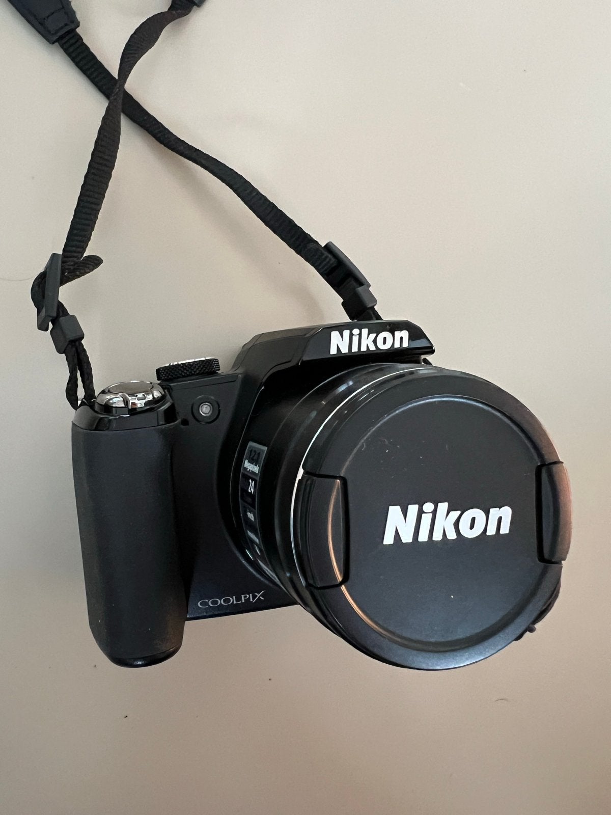Nikon Coolpix P90 Bridgecamera met 24x optische zoom, Ingebouwde flitser, Ophalen of Verzenden, Zo goed als nieuw, Accu