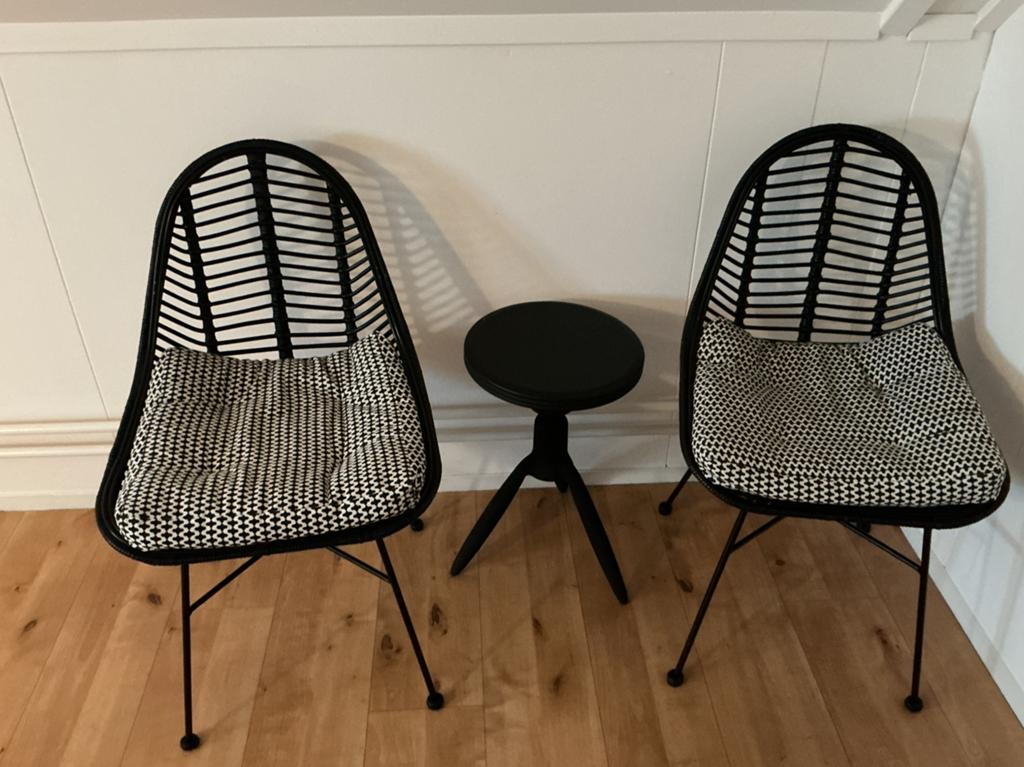 2 stoelen met tafeltje, Ophalen, Twee, Zwart, Zo goed als nieuw
