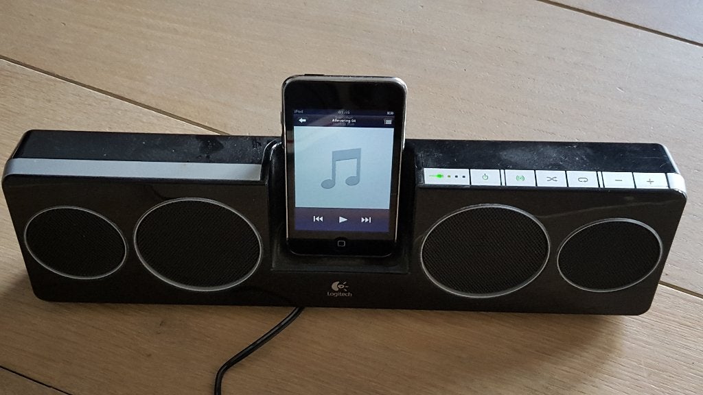 Logitech Draagbaar speakersysteem en docking station, Ophalen of Verzenden, Gebruikt, Docking station, Logitech