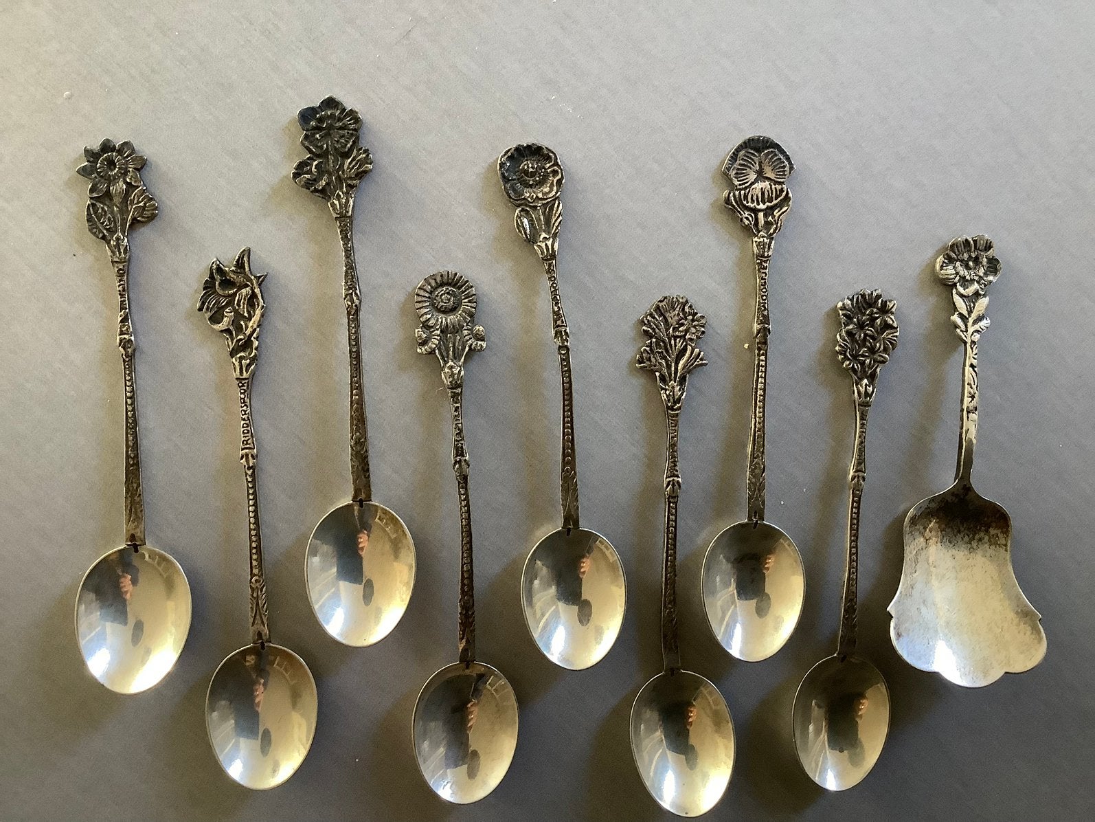 8 ZILVEREN theelepeltjes en 1 suikerschep met bloemmotief, Ophalen of Verzenden