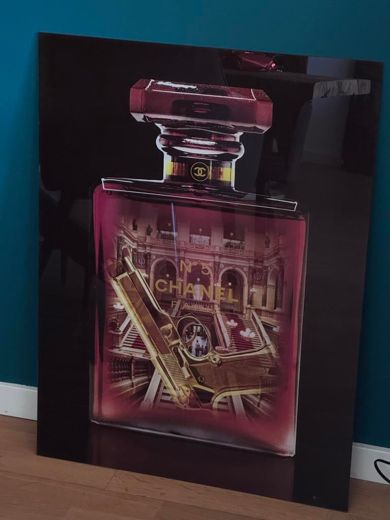Glas schilderij Chanel No. 5 met pistool 60x80 z.g.a.n., Ophalen
