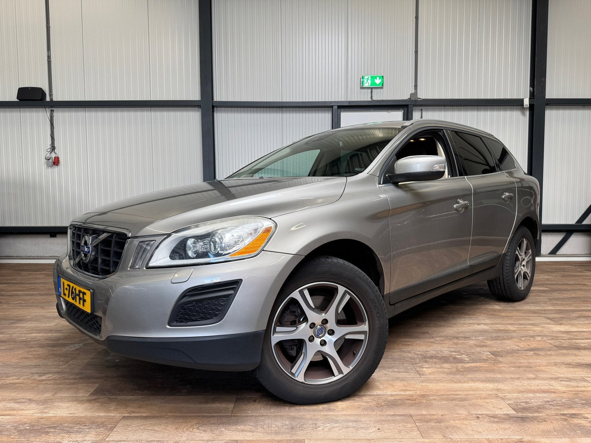 Volvo XC60 2.0 D3 Summum / AUTOMAAT / PANO / NAVI / CRUISE /, Auto's, Volvo, Euro 5, 15 km/l, Gebruikt, Beige