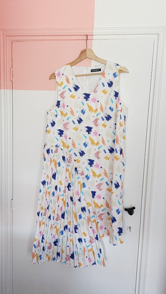 Witte asymmetrische jurk met plise verfvegen patroon, Verzenden, Maat 42/44 (L), Zo goed als nieuw, Knielengte