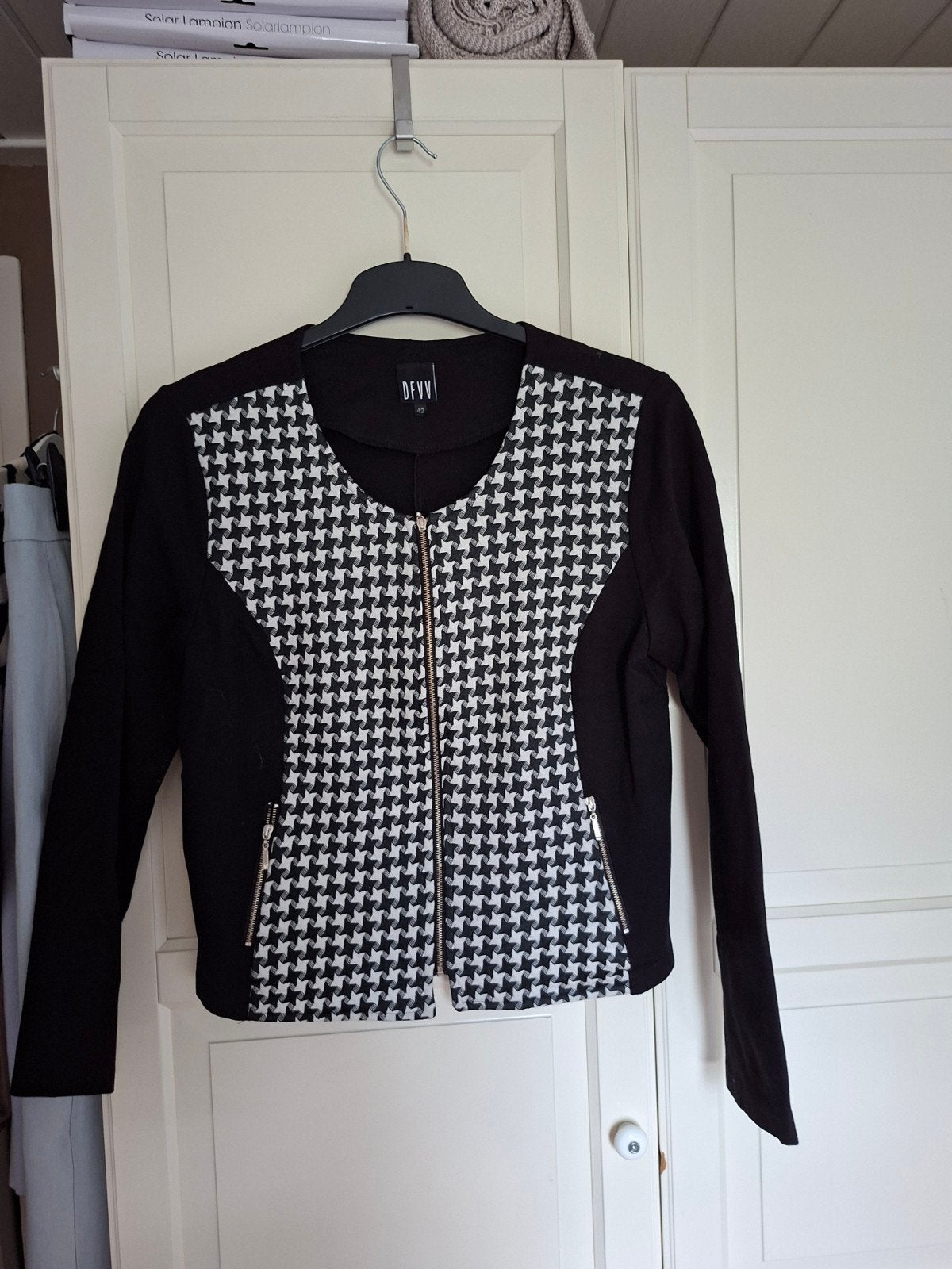 Nieuw zwart/wit jasje van DFVV maat  42, Kleding | Dames, Ophalen of Verzenden, Nieuw, Maat 42/44 (L), Zwart