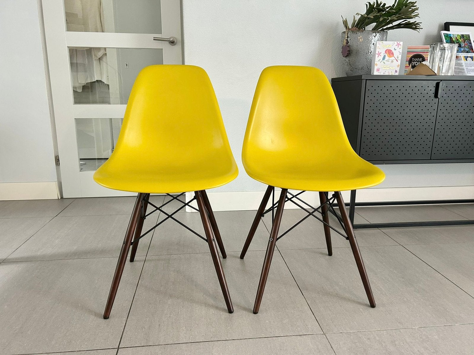 2x Vitra Eames stoelen mosterdgeel dsw donkerbruin, Vitra, Twee, Overige kleuren, Ophalen of Verzenden