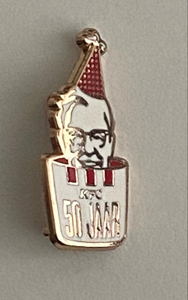 KFC 50 Jaar Jubileum Badge - Colonel Sanders Pin, Verzamelen, Speldjes, Pins en Buttons, Ophalen of Verzenden, Gebruikt, Merk