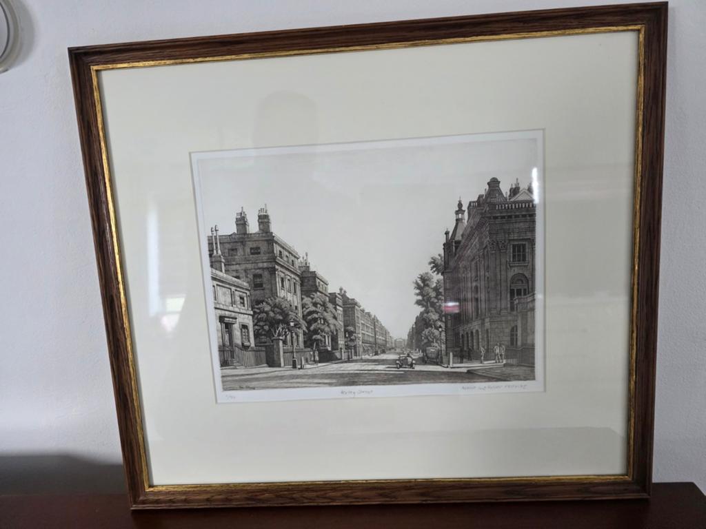 Dit ingelijste  zwart-wit ets Harley Street van Ian Strang, Ophalen