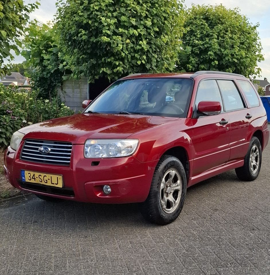 Subaru Forester 2.0 116KW AWD 2006 Rood, Auto's, Subaru, 1994 cc, Stof, 4 cilinders, 75 €/maand