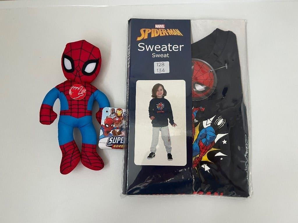 Te koop aangeboden een sweater en popje van Spiderman, nieuw, Trui of Vest, Nieuw, Ophalen of Verzenden, Spiderman