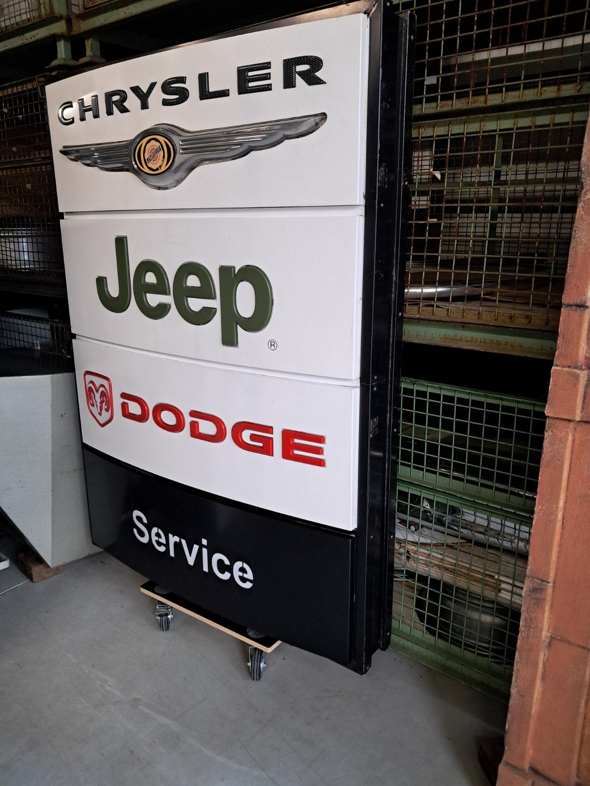 Foto 3 van Oude Lichtreclame Dodge Jeep Chrysler dealer 172cm werkt
