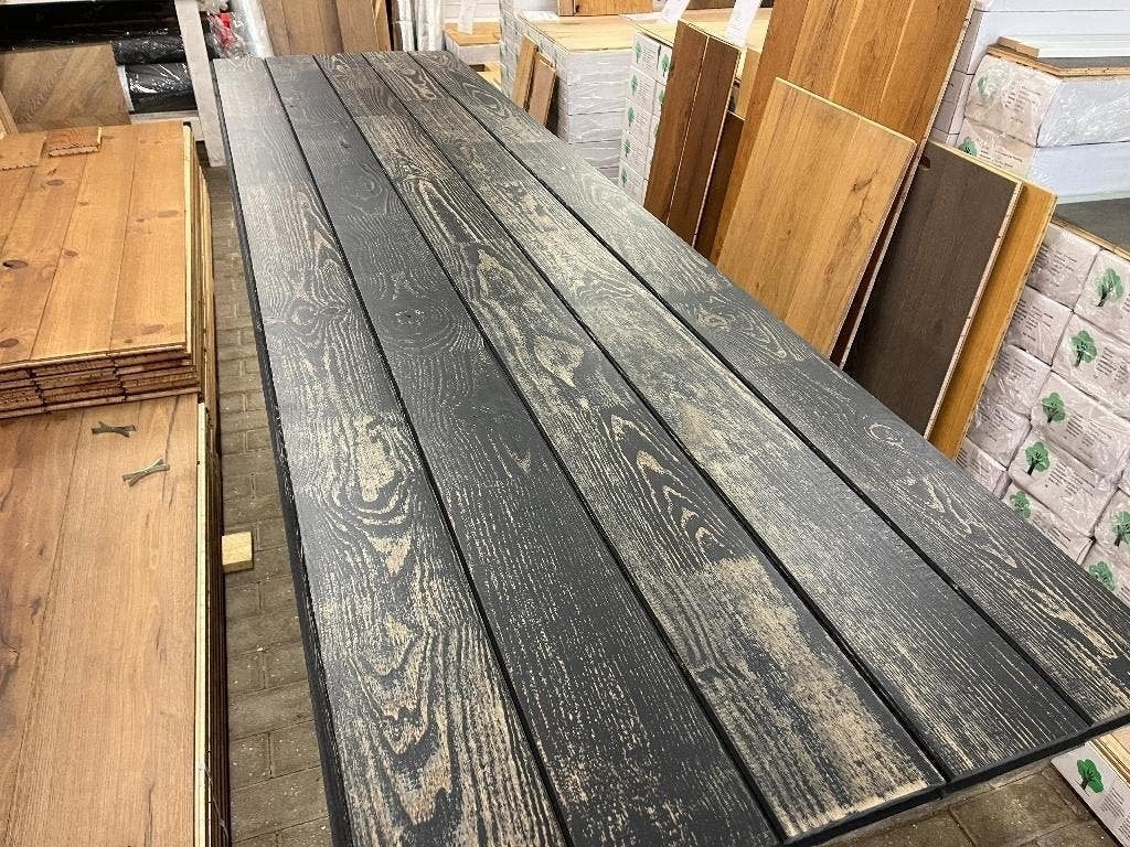 Grenen planken kleur Night 18x135mm en 2m50 lang.  KOOPJE !!